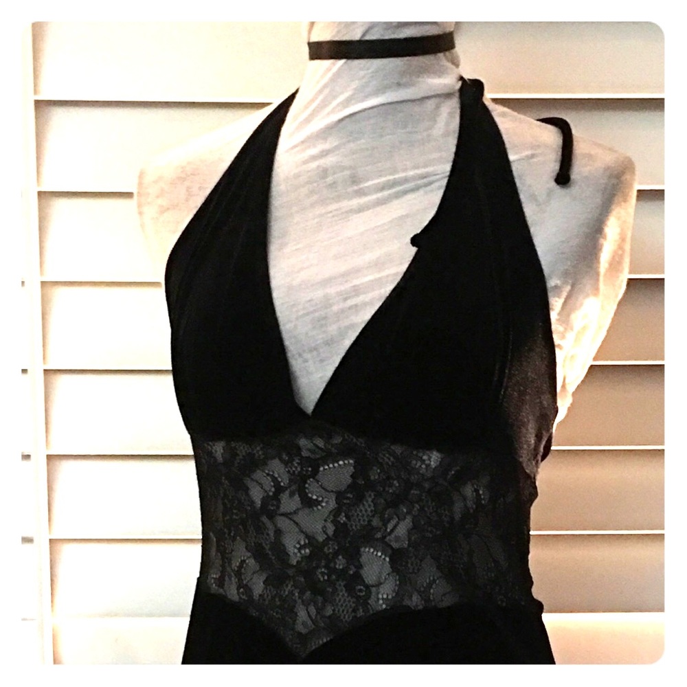 🌺MAKE AN OFFER‼️🔥Little Black bebe Halter 👗🔥